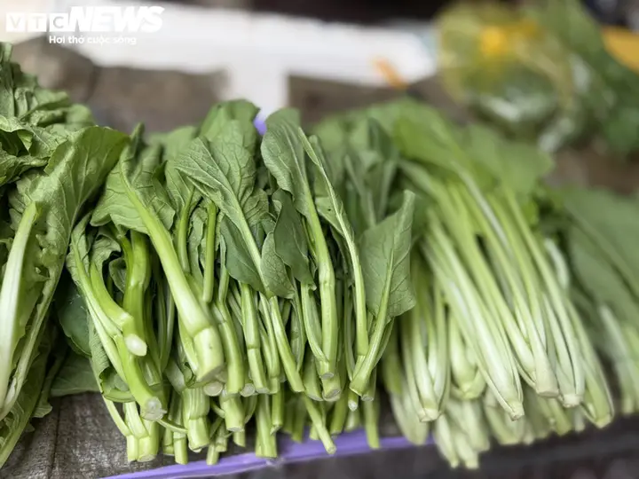 Mưa lớn kéo dài, nguồn cung sụt giảm, giá rau tại chợ dân sinh ở TP.HCM tăng vọt