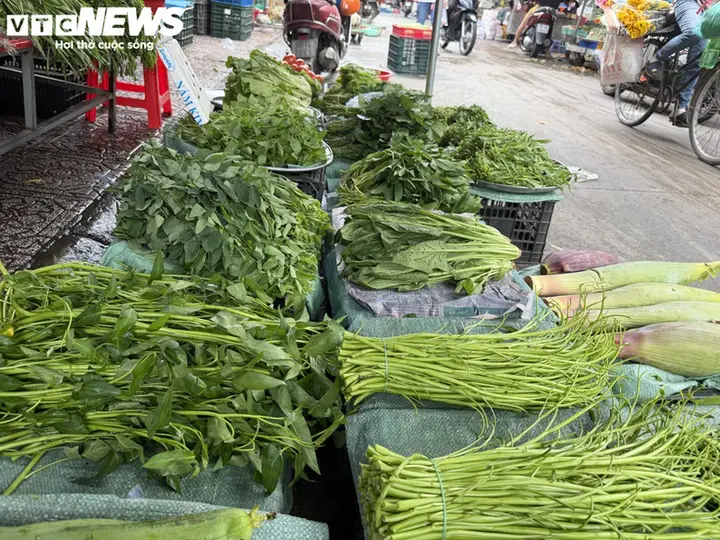 Mưa lớn kéo dài, nguồn cung sụt giảm, giá rau tại chợ dân sinh ở TP.HCM tăng vọt