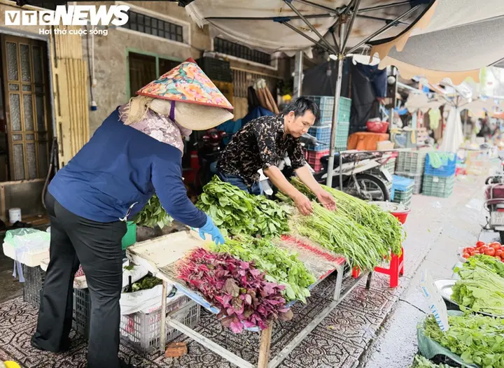Mưa lớn kéo dài, nguồn cung sụt giảm, giá rau tại chợ dân sinh ở TP.HCM tăng vọt