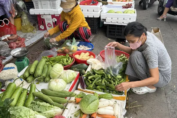 Mưa lớn kéo dài, nguồn cung sụt giảm, giá rau tại chợ dân sinh ở TP.HCM tăng vọt