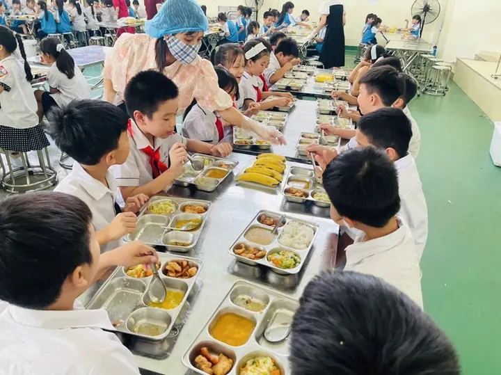 Suất ăn bán trú 'giống tóp mỡ' ở Hà Nội: Phát hiện hàng loạt bất cập