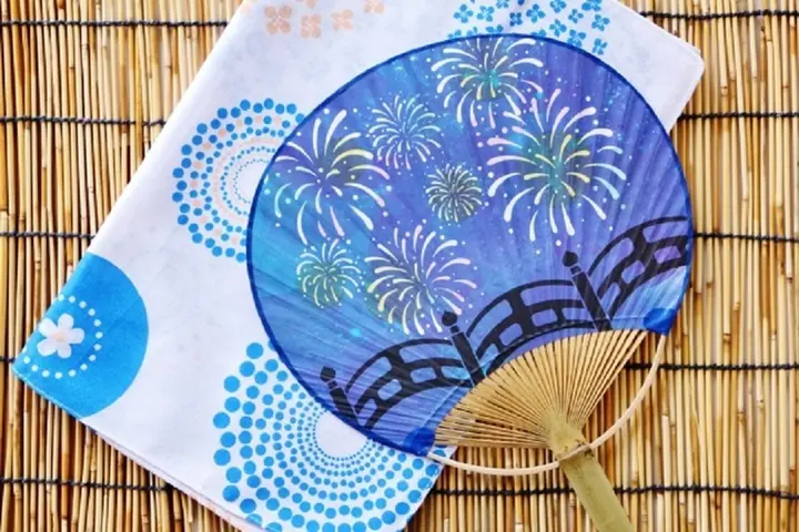 Vì sao người Nhật kiêng tặng khăn tay cho nhau?