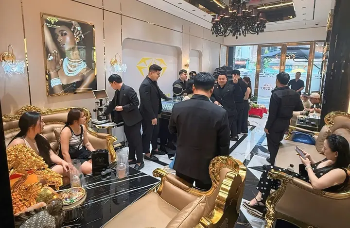 Thị trường kim cương ở TP.HCM dần hồi phục