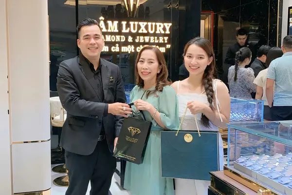 Thị trường kim cương ở TP.HCM dần hồi phục