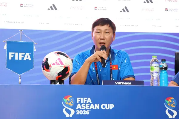 HLV Kim Sang-sik nói lý do 'thăng chức' cho Đình Bắc