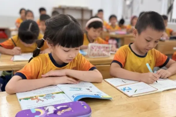 Phụ huynh học sinh lớp 1 than phiền, tối nào cũng 'đánh vật' với con đến khuya