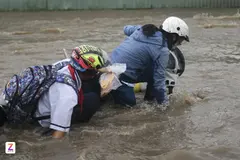 Đường ở Thủ Thiêm ngập hơn một ngày, xe chết máy, người ngã nhào