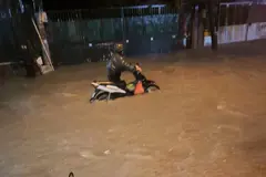 Mưa xối xả giờ tan tầm, nhiều tuyến đường ở TP.HCM ngập sâu