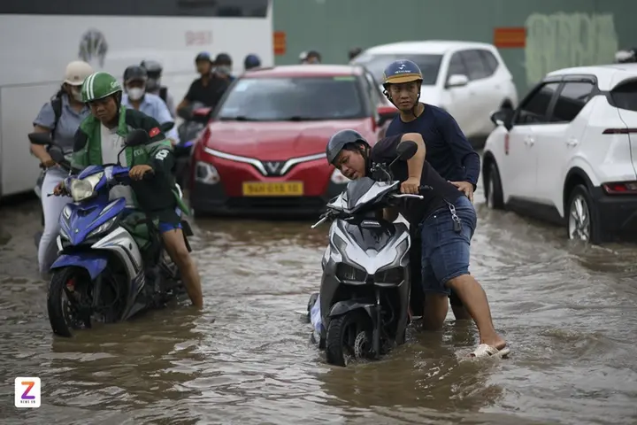 Đường ở Thủ Thiêm ngập hơn một ngày, xe chết máy, người ngã nhào