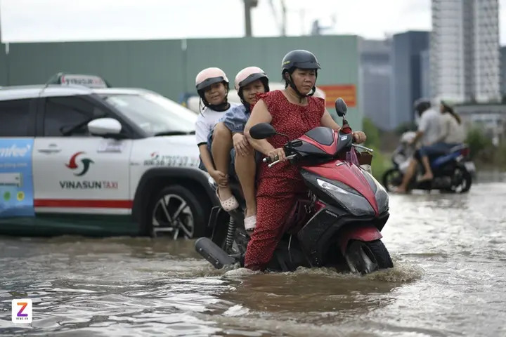 Đường ở Thủ Thiêm ngập hơn một ngày, xe chết máy, người ngã nhào