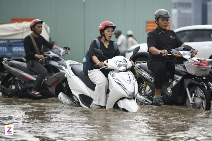Đường ở Thủ Thiêm ngập hơn một ngày, xe chết máy, người ngã nhào