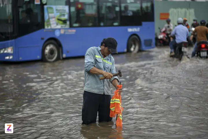 Đường ở Thủ Thiêm ngập hơn một ngày, xe chết máy, người ngã nhào