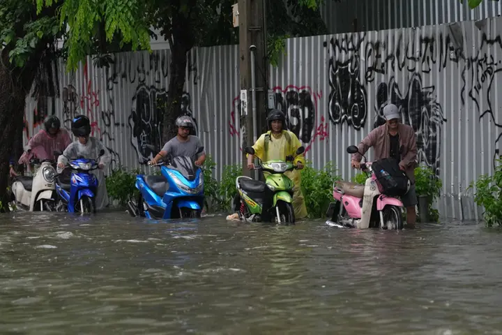 Bangkok đóng cửa trường học, đề nghị công chức làm việc tại nhà vì mưa lũ