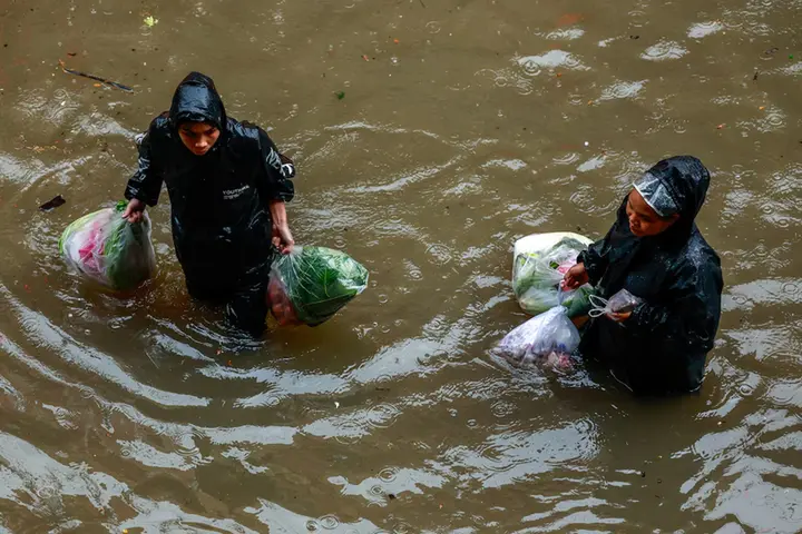 Bangkok đóng cửa trường học, đề nghị công chức làm việc tại nhà vì mưa lũ