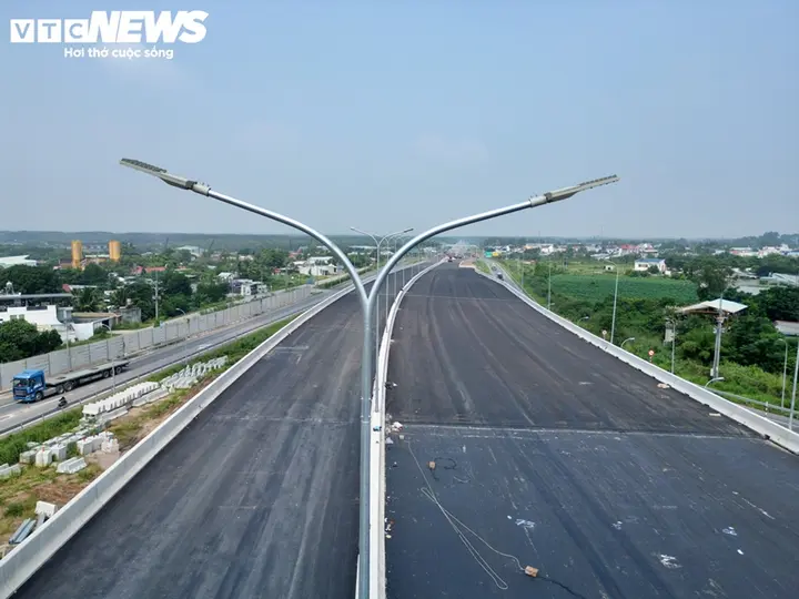 Ngắm cao tốc Bến Lức - Long Thành trước giờ thông xe toàn tuyến