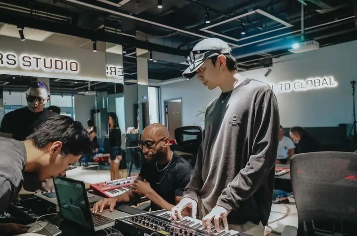 Nhà sản xuất âm nhạc đạt giải Grammy 'về chung nhà' với Soobin, Binz là ai?