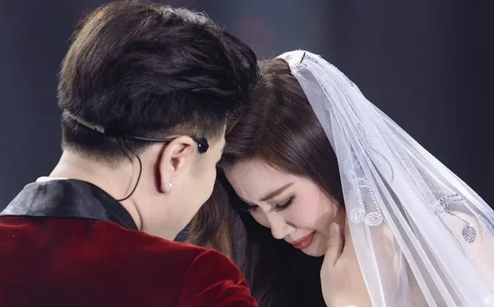 Ca sĩ Akira Phan bật khóc khi trao lời yêu thương dành cho vợ trong lễ cưới