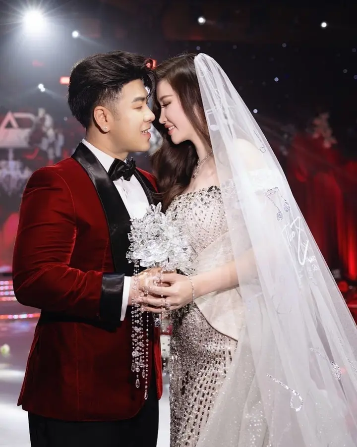 Ca sĩ Akira Phan bật khóc khi trao lời yêu thương dành cho vợ trong lễ cưới