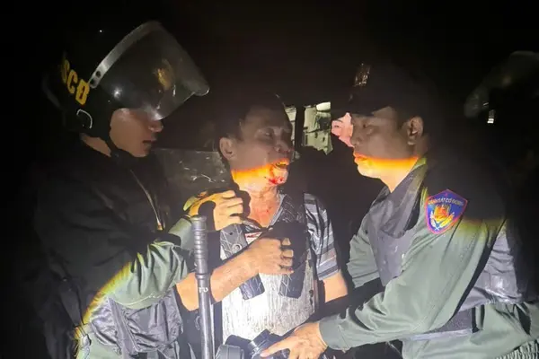 Người đàn ông mặc áo giáp tự chế, dùng dao tấn công hai cán bộ công an