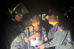 Người đàn ông mặc áo giáp tự chế, dùng dao tấn công hai cán bộ công an