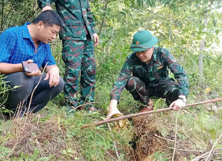 Vết nứt dài 800 mét trên sườn đồi ở Thanh Hóa, đe dọa 28 hộ dân