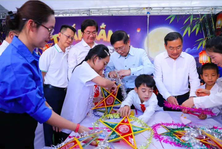 Trung thu đầu tiên tại trường Petrovietnam: Thắp sáng niềm tin nơi biên cương