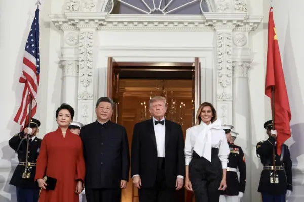 Ông Trump và ông Tập Cận Bình 'nâng ly vì hòa bình' tại Nhà Trắng