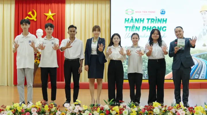 Tiền Phong Nam trao 150 triệu đồng học bổng cho sinh viên Đại học Trà Vinh