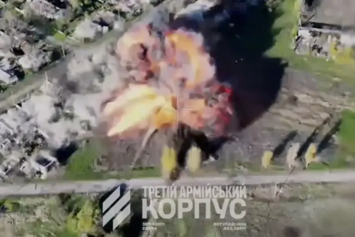 Ukraine tung 'xe zombie' cải tạo từ xe bọc thép cũ, lao vào tuyến phòng thủ Nga