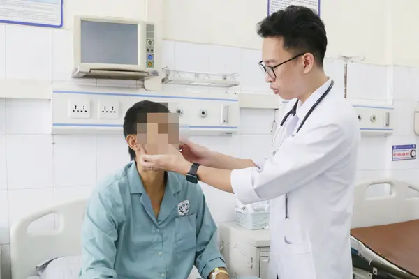 Tự uống thuốc chữa xơ gan, người đàn ông suy gan nặng, chỉ số vàng da gấp 42 lần