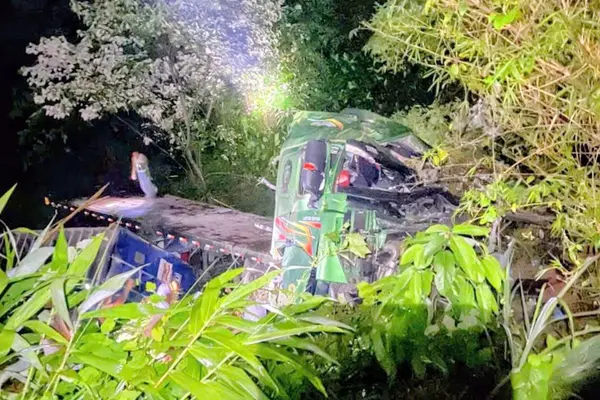 Xe đầu kéo lao vào hộ lan trên quốc lộ, tài xế tử vong