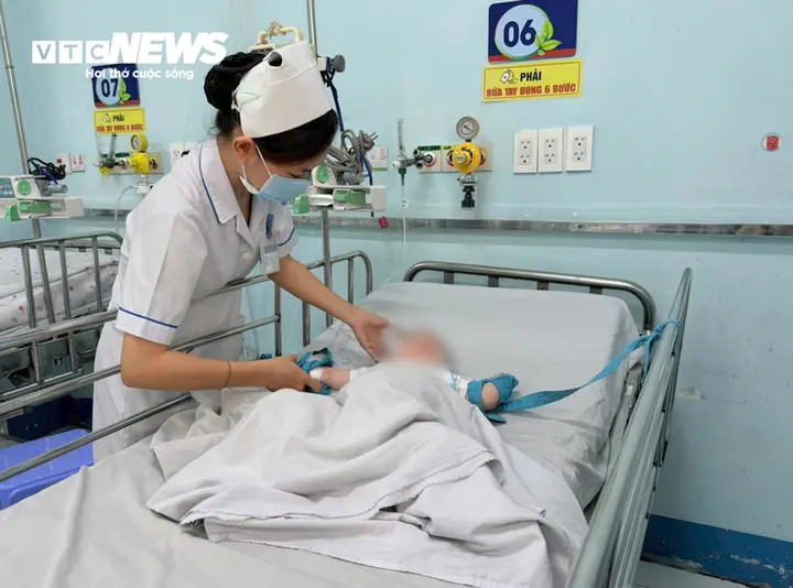 Bệnh tay chân miệng ở TP.HCM tăng mạnh, nhiều ca chuyển nặng
