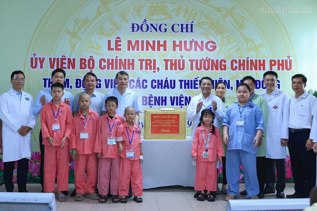 Thủ tướng Lê Minh Hưng thăm, tặng quà Trung Thu cho bệnh nhi tại Bệnh viện K
