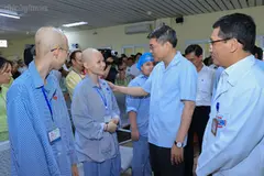 Thủ tướng Lê Minh Hưng thăm, tặng quà Trung Thu cho bệnh nhi tại Bệnh viện K