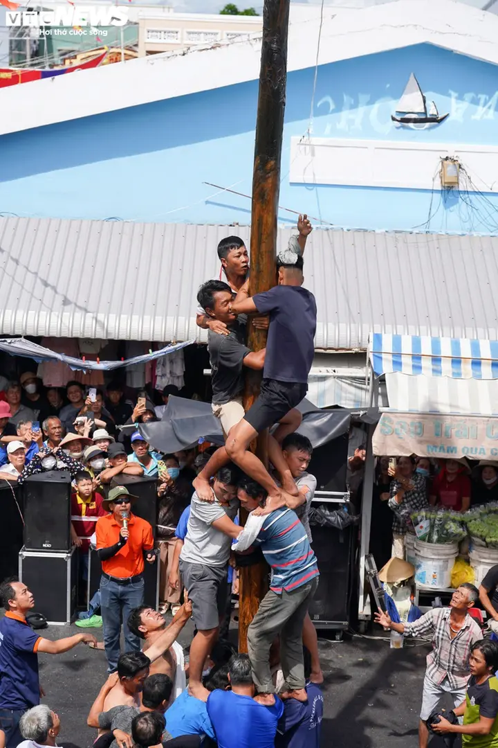 Trai làng biển tranh tài leo cột mỡ tại Lễ hội Nghinh Ông TP.HCM