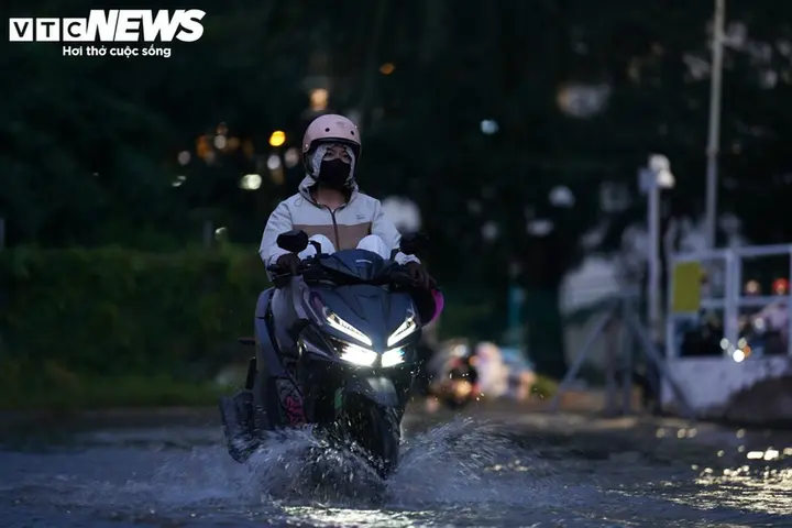 Triều cường đạt đỉnh đúng giờ tan tầm, người dân TP.HCM vất vả di chuyển về nhà