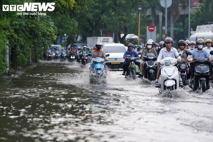 Triều cường đạt đỉnh đúng giờ tan tầm, người dân TP.HCM vất vả di chuyển về nhà