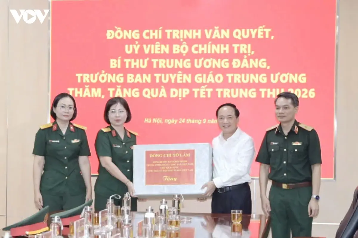 Trưởng Ban Tuyên giáo Trung ương thăm, động viên bệnh nhi dịp Tết Trung thu