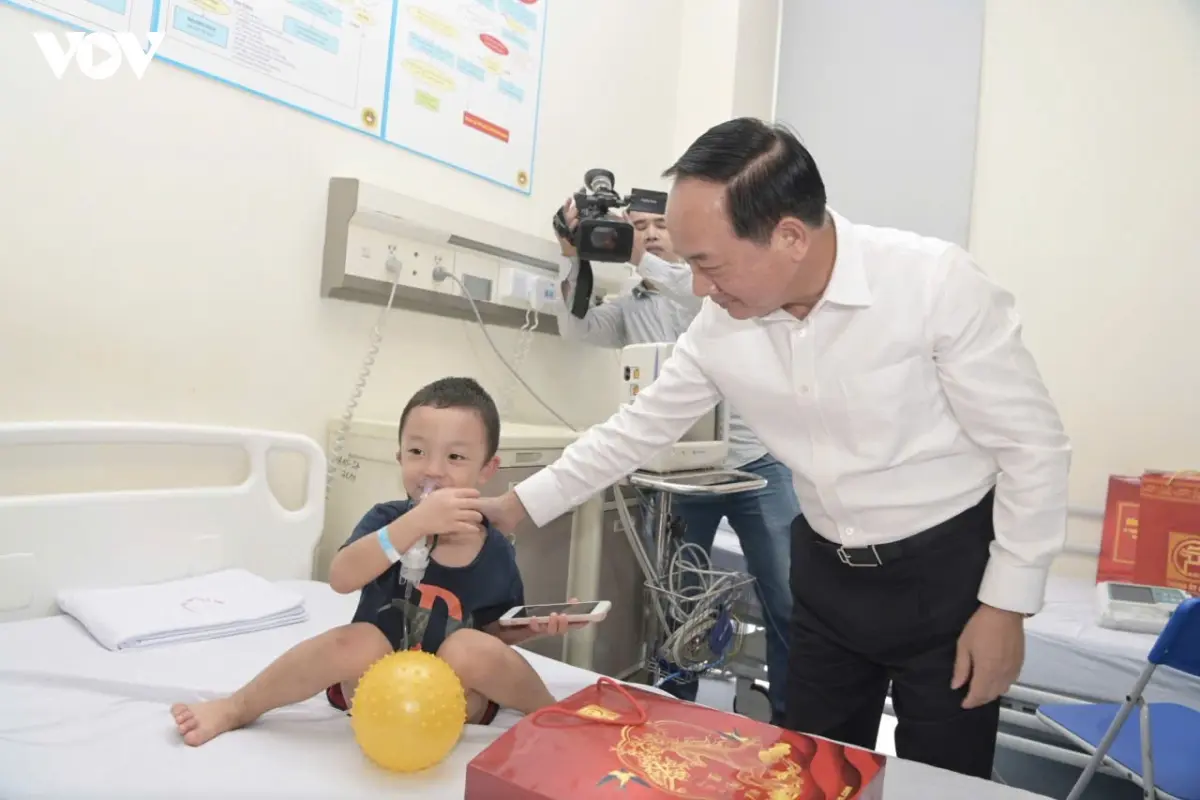 Trưởng Ban Tuyên giáo Trung ương thăm, động viên bệnh nhi dịp Tết Trung thu