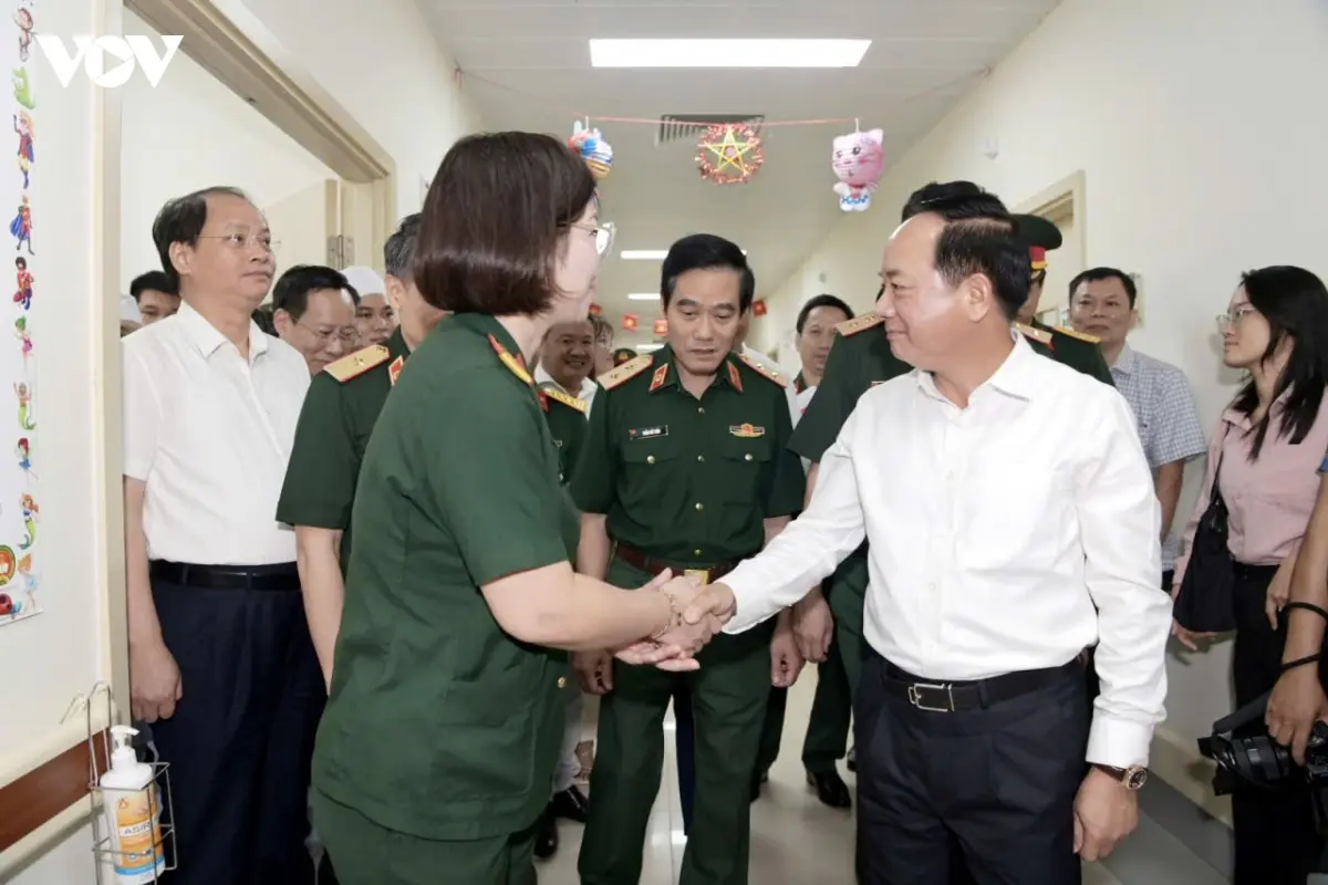 Trưởng Ban Tuyên giáo Trung ương thăm, động viên bệnh nhi dịp Tết Trung thu