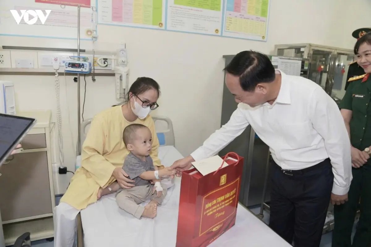 Trưởng Ban Tuyên giáo Trung ương thăm, động viên bệnh nhi dịp Tết Trung thu