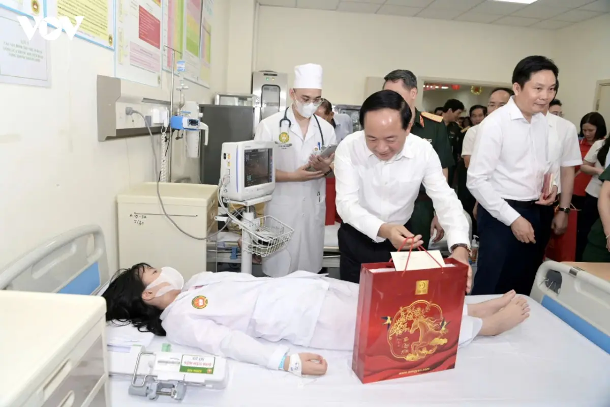 Trưởng Ban Tuyên giáo Trung ương thăm, động viên bệnh nhi dịp Tết Trung thu