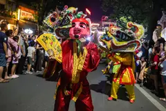 Hà Nội, TP.HCM rộn ràng đêm Trung thu, người dân nô nức xuống phố