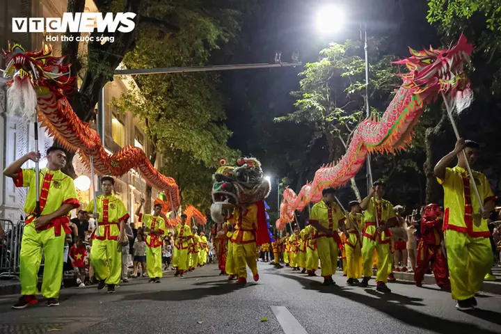 Hà Nội, TP.HCM rộn ràng đêm Trung thu, người dân nô nức xuống phố