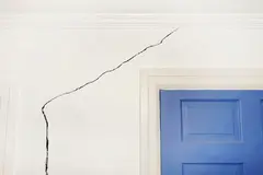 Vì sao nhà mới xây bị nứt tường nhiều chỗ?