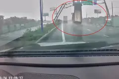 Xe ben tông sập giá long môn trên cao tốc TP.HCM - Long Thành