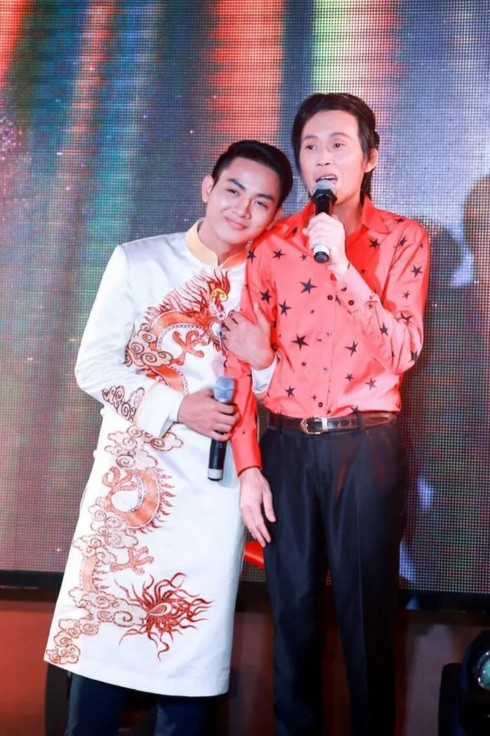 Hoài Lâm hiếm hoi đứng chung sân khấu, hội ngộ cha nuôi Hoài Linh