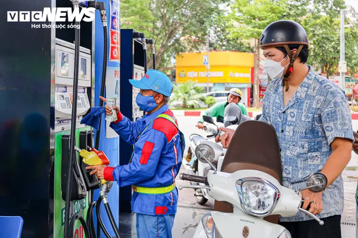 Giá xăng dầu tiếp tục tăng, E10 vượt 27.000 đồng/lít