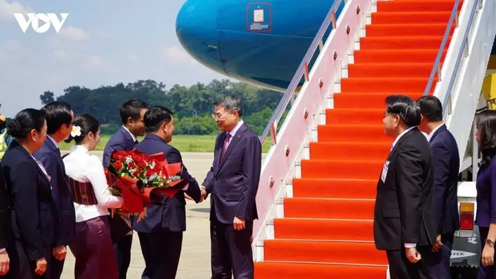 Thủ tướng Lê Minh Hưng đến Viêng Chăn bắt đầu thăm chính thức Lào