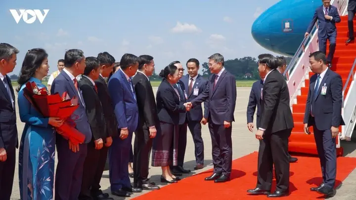 Thủ tướng Lê Minh Hưng đến Viêng Chăn bắt đầu thăm chính thức Lào